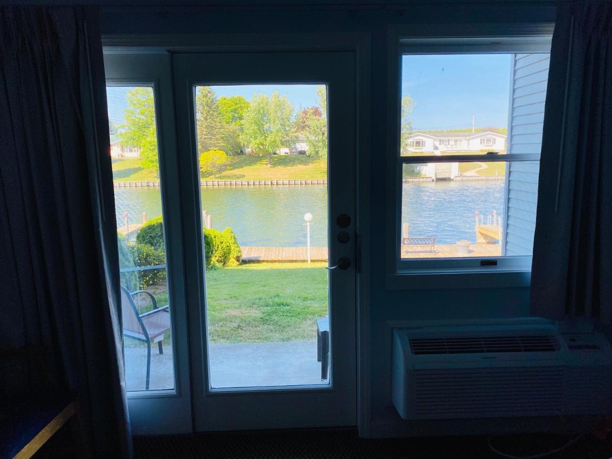 Fleetwood Inn Suites Cheboygan Buitenkant foto