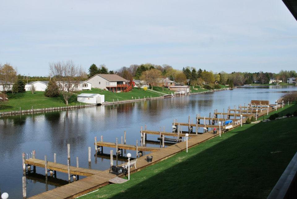 Fleetwood Inn Suites Cheboygan Buitenkant foto
